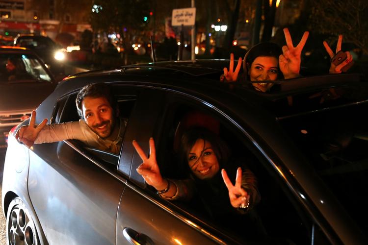 Sejr. Aftalen fik spontant iranere til at gå på gaden og lave V-tegn. Mange håber, at sanktionerne nu vil lette og skabe bedre levevilkår i landet. 
