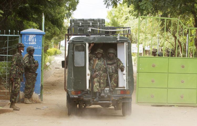 Kenya. Pårørende til savnede søger desperat efter flere oplysninger, mens andre venter på at få udleveret ligene af deres kære, som blev ofre for den militante gruppe al-Shabaabs blodige angreb i Kenya i går. 