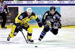 DM-DUEL. Esbjerg Engergys WadeBergman (t.v.) jagter pucken i kampmed Kim Lykkeskov fra SønderjyskEi en ligakamp tidligere på sæsonen. Nu mødes de to klubber igen i DM-finalen. 