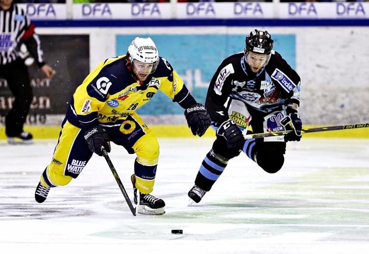 DM-DUEL. Esbjerg Engergys WadeBergman (t.v.) jagter pucken i kampmed Kim Lykkeskov fra SønderjyskEi en ligakamp tidligere på sæsonen. Nu mødes de to klubber igen i DM-finalen. 