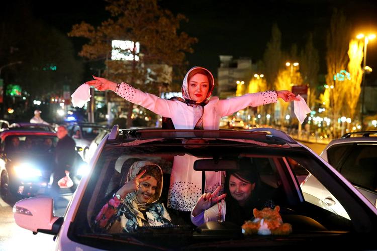 Fejring. Glade iranere fejrer, at landet kan være på vej ud af  12 års atomkrise, og at Iran måske er på vej ud af sin isolation. 