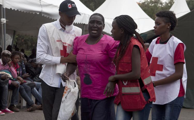 Terror. Pårørende sørger efter at have identificeret ofre for terrorangrebet. 