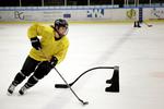 ambitiøs. Marie Linander Henriksen, der her ses i et træningspas i Herlev Skøjtehal, er ishockeylandsholdets anfører. Hun er 28 år og på vej til sin niende VM-slutrunde. Dansk kvindeishockey opnår bedre og bedre resultater og målet er klart – OL i 2018. Foto: Lasse Kofoed 
