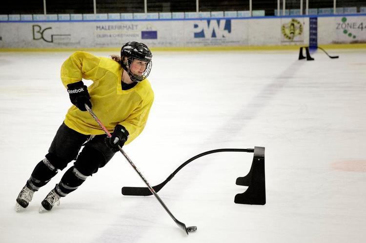 ambitiøs. Marie Linander Henriksen, der her ses i et træningspas i Herlev Skøjtehal, er ishockeylandsholdets anfører. Hun er 28 år og på vej til sin niende VM-slutrunde. Dansk kvindeishockey opnår bedre og bedre resultater og målet er klart – OL i 2018. Foto: Lasse Kofoed 