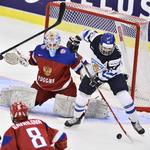 Bronze. Karvinen (th) scorede på Ruslands keeper Maria Sorokina. 