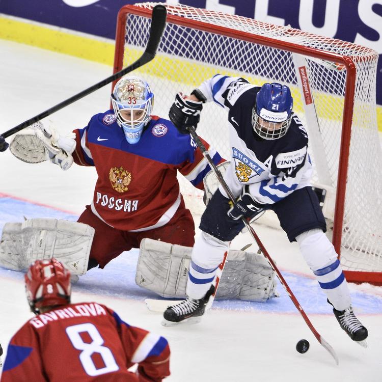 Bronze. Karvinen (th) scorede på Ruslands keeper Maria Sorokina. 