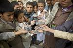 Nødhjælp. Det er umuligt at få hjælpe ind til civilbefolkningen i Yemen, fordi Saudi-Arabien bliver ved med at bombe fra luften. Her viser yminitiske drenge granatsplinter fra et saudis angreb mod en landby uden for hovedstaden Sanaa. 
