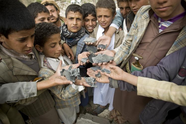 Nødhjælp. Det er umuligt at få hjælpe ind til civilbefolkningen i Yemen, fordi Saudi-Arabien bliver ved med at bombe fra luften. Her viser yminitiske drenge granatsplinter fra et saudis angreb mod en landby uden for hovedstaden Sanaa. 