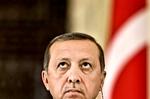 Opsyn. Præsident Erdogan holder nøje øje med sine kritikere og har mod sædvane sat sig selv for bordenden ved regeringsmøderne. 