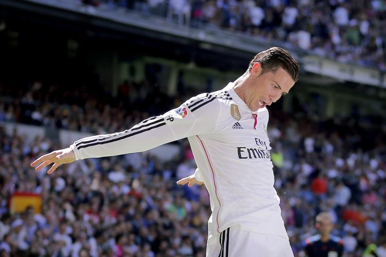 scorekarl. Cristiano Ronaldo forstår at fejre sig selv, når han har sendt bolden i netmaskerne. Mod Granada lykkedes det fem gange. 
