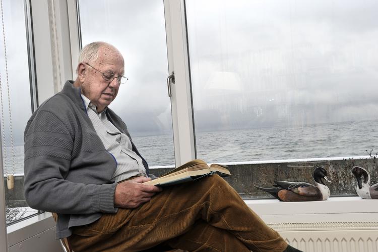 Afgået. Klaus Rifbjerg døde i aftes. Han blev 83 år gammel. 