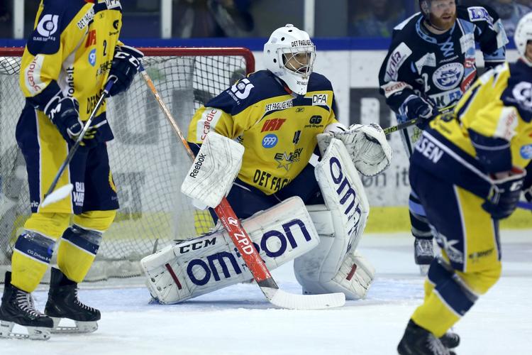 nederlag. Esbjerg havde hjemmebane i den anden DM-finale, men selv med tilskuerne i ryggen, kunne vestjyderne og målmand Yutaka Fukufuji ikke forhindre SønderjyskE i at vinde 3-1. 