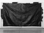 Skjult. 'Black Poly Pickup &amp; Dump Truck Tarp 1' som værket her hedder, er et eksempel på Gardar Eide Einarssons måde at arbejde på: Han dækker maleriet med føtos af preseninger, så det oprindelige maleri kun anes i kanterne. Foto: Mads Frederiksen (PR)) 