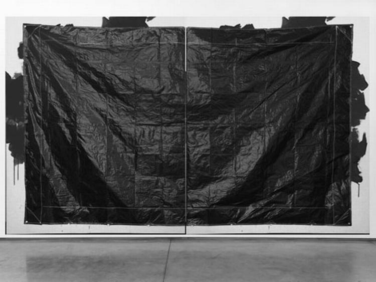 Skjult. 'Black Poly Pickup &amp; Dump Truck Tarp 1' som værket her hedder, er et eksempel på Gardar Eide Einarssons måde at arbejde på: Han dækker maleriet med føtos af preseninger, så det oprindelige maleri kun anes i kanterne. Foto: Mads Frederiksen (PR)) 