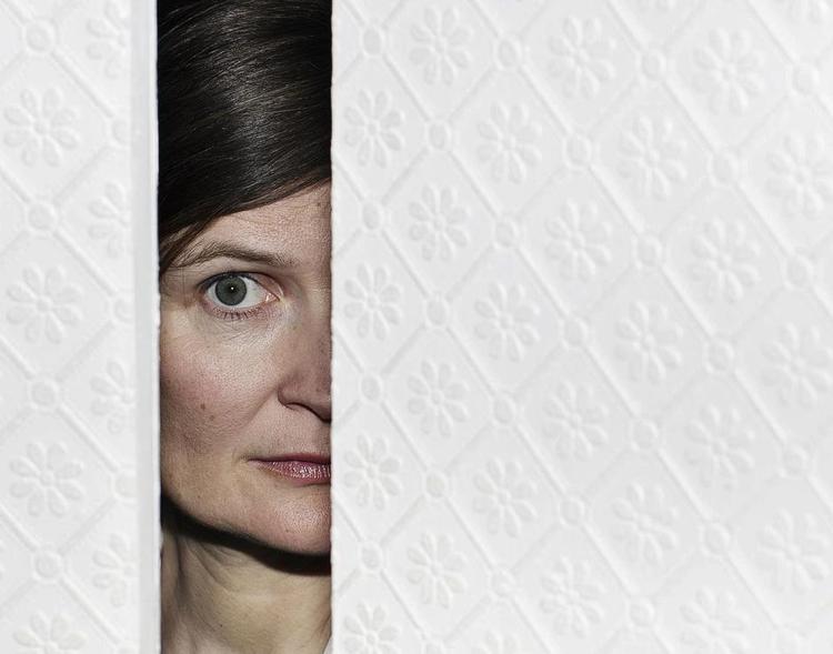 Retro. Med Miss Dotty har Line Watt genskabt stemningen fra tidligere tiders modesaloner, hvor man kommer ind og får kollektionen præsenteret og kan prøve tøjet. 