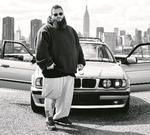 Bøvlebeat. Anmelderen savner lidt tyngde ind i mellem alle flosklerne om bøf, fisse og hornmusik. 