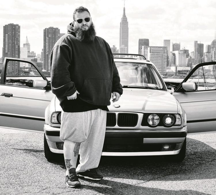 Bøvlebeat. Anmelderen savner lidt tyngde ind i mellem alle flosklerne om bøf, fisse og hornmusik. 