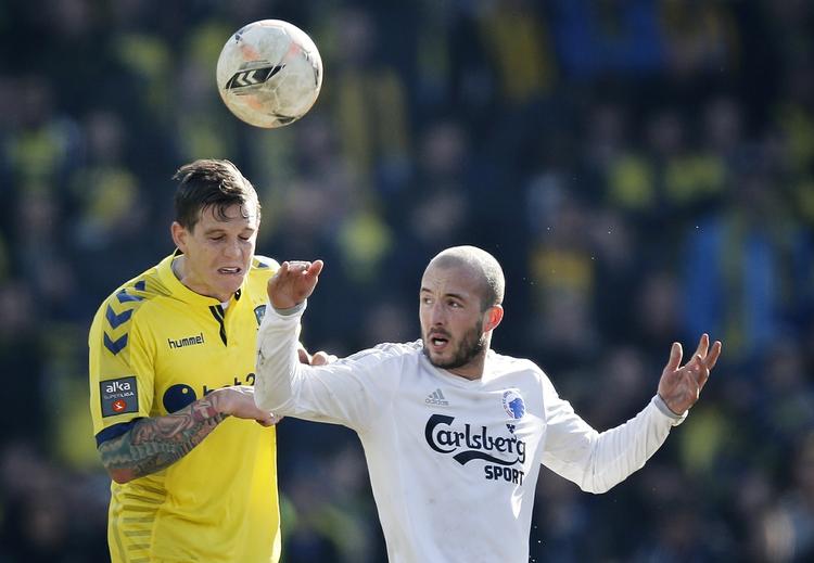 0-0. Brøndbys Daniel Agger (tv) var den ene deltager i et par kontroversielle situationer i kampen mod FCK. 