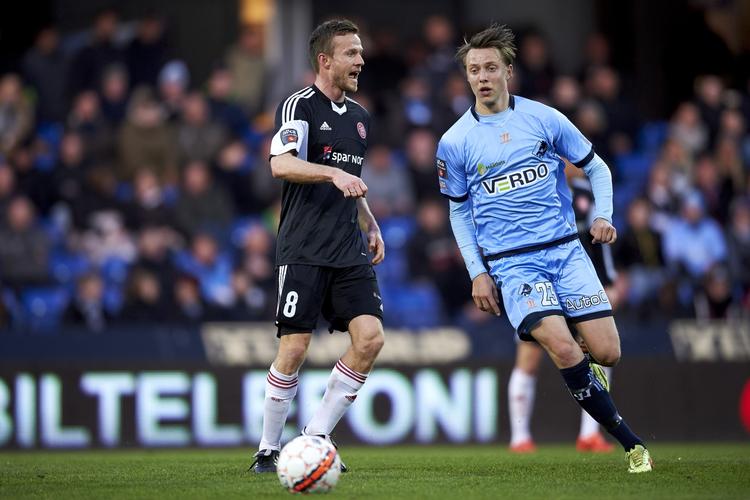 1-1. AaB-kaptajn Rasmus Würtz (tv) fik en kedelig hovedrolle, da han med to dumme gule kort blev vist ud i kampen mod Randers 