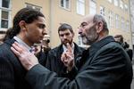 Undskyld. Foran rullende kameraer undskylder Yahya Hassan til Dan Uzans far på vegne af almindelige muslimer. 