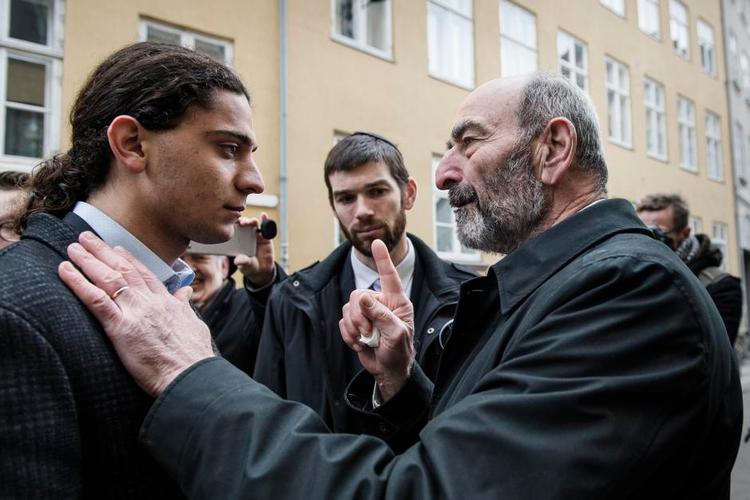 Undskyld. Foran rullende kameraer undskylder Yahya Hassan til Dan Uzans far på vegne af almindelige muslimer. 