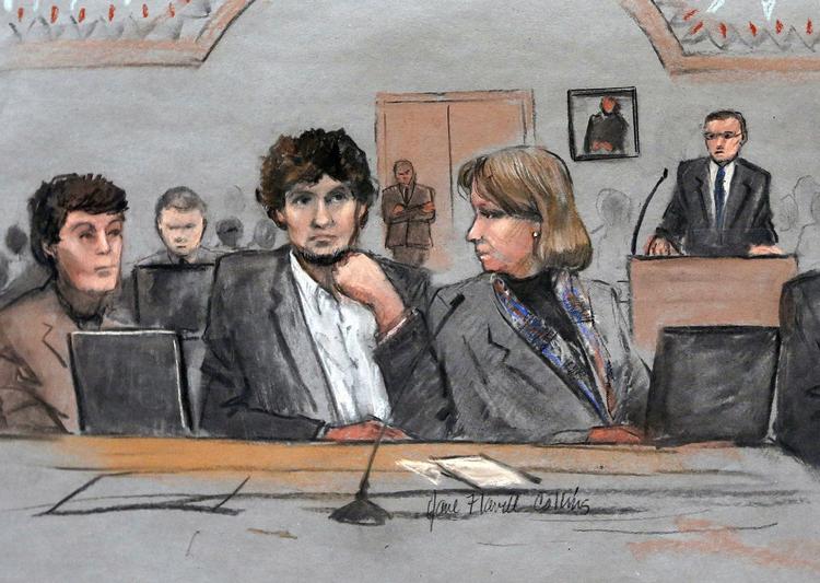Retssag. Dzhokhar Tsarnaev (i midten) omgivet af sine forsvarsadvokater, heriblandt Judy Clarke til højre. 