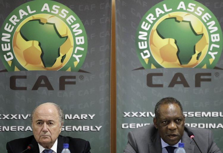 VENNER. Afrika står bag Sepp Blatter som Fifa's præsident i yderligere en periode, lover Issa Hayatou (th.). 