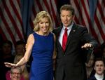 Valgkamp. Senator Rand Paul med sin kone Kelley Ashby, da han i dag bekendtgjorde sit præsidentkandidatur i Louisville i delstaten Kentucky. 