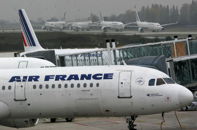 Strejke. Air France er et af de flyselskaber, der i morgen må indstille adskillige fly til og fra Frankrig. 