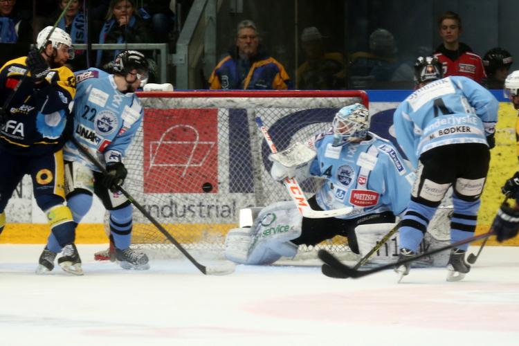 Comeback. Andrew Clark fik reduceret til 3-4 kort før 2. periodes udløb. Det blev startskuddet for vestjyderne. 