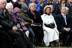 Mindearrangement. Den norske statsminister, Erna Solberg, og den norske dronning Sonja deltog i højtideligheden. Statsministeren talte om tab og sorg. Hun ønskede svar på de mange ubesvarede spørgsmål om katastrofen 