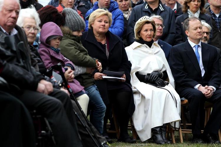 Mindearrangement. Den norske statsminister, Erna Solberg, og den norske dronning Sonja deltog i højtideligheden. Statsministeren talte om tab og sorg. Hun ønskede svar på de mange ubesvarede spørgsmål om katastrofen 