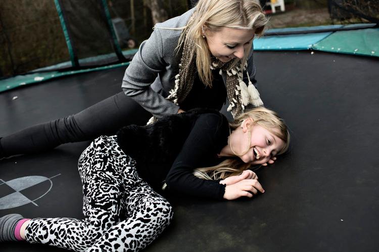 KVANTESPRING. Mette Bau måtte kæmpe hårdt for at få den rigtige taletræning til sin døvfødte datter, Lova. I dag er Lovas talesproglige niveau over jævnaldrende, der blev født med hørelse. 