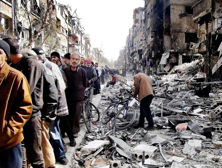 Håbløst. De sidste indbyggere i Yarmouk-lejren står i kø i håbet om at få en smule af den sparsomme hjælp udefra. Langt de fleste må gå forgæves. 