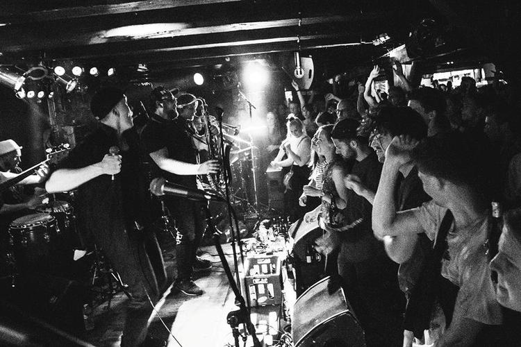 Live. De otte bands spiller i fire forskellige beboeres hjem på Lundtoftegade. 