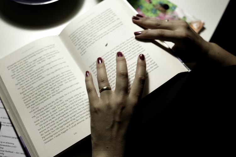 kvinderne. To tredjedele af bogkøberne er ifølge The Guradian kvinder, og sidste år var de bedst sælgende forfattere Hilary Mantel, Donna Tartt og Kate Mosse. 