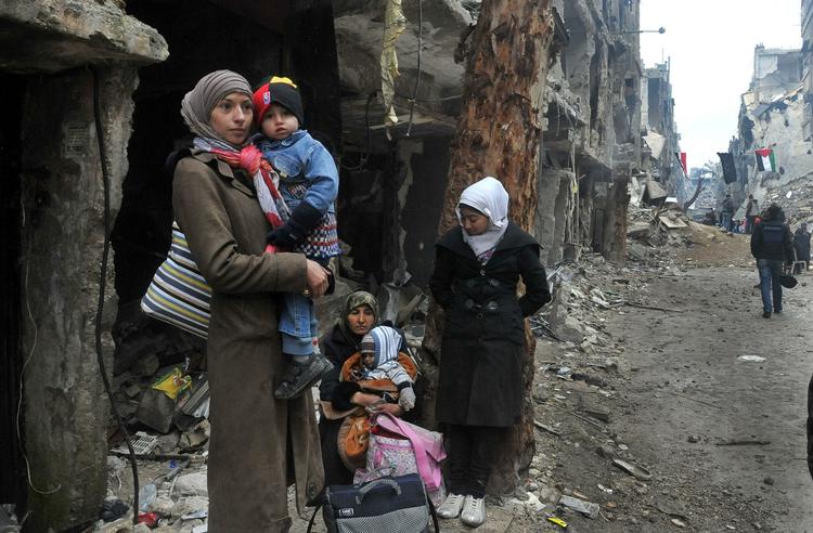flygtninge flygter. Folk forlader flytgningelejren i Yarmouk, som er blevet stormet af IS. Det er på mange planer uhyre dårlige nyheder for Syriens diktator Assad og hans allierede. 