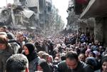 Nødhjælp. Flygtningelejren Yarmouk i udkanten af Syriens hovedstad Damaskus har været under belejring i flere år. På dette billede fra april sidste år står indbyggerne i kø efter mad. (arkivfoto) 