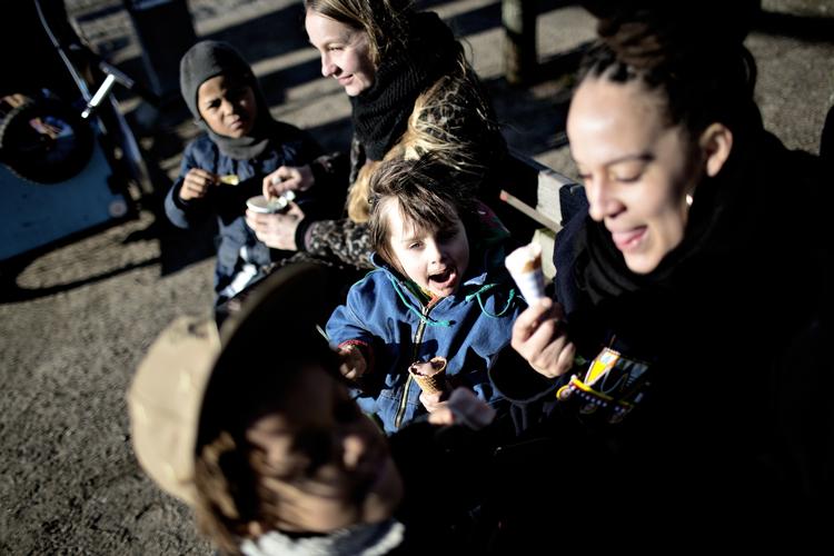 lunt. I dag er det årests hidtil varmeste dag. men forårssolens stråler kan skade mere, end mange tænker på. Hvert femte barn i børnehavealderen har prøvet at blive solskoldet, og skaderne kan føre til kræft senere i livet. 