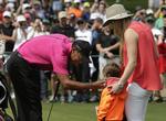 2015. Kæresten Lyndsey Vonn har passet børnene, mens Tiger Woods har været på træningsbanen forud for årets Masters, men i aften er Sam og Charlie med far på golfbanen. 