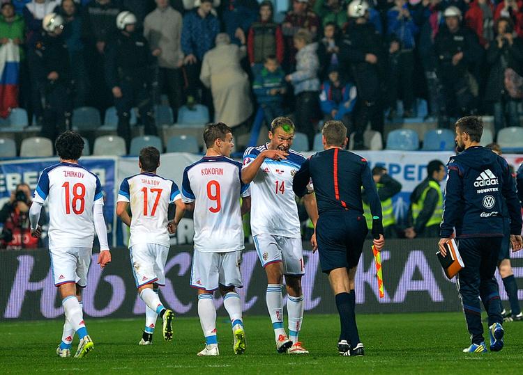 VINDERE. Utilfredsheden lyser ud af de russiske spillere, men nu får de i det mindste tre point ud af den ubehagelige oplevelse i Podgorica. 