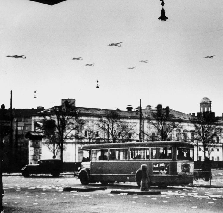 Kl. 04.20 om morgenen den 9. april 1940 meddelte den tyske gesandt i København, Renthe-Fink, den danske udenrigsminister P. Munch, at »tyske tropper netop nu overskrider grænsen«. Danmark var blevet besat af Nazi-Tyskland. 