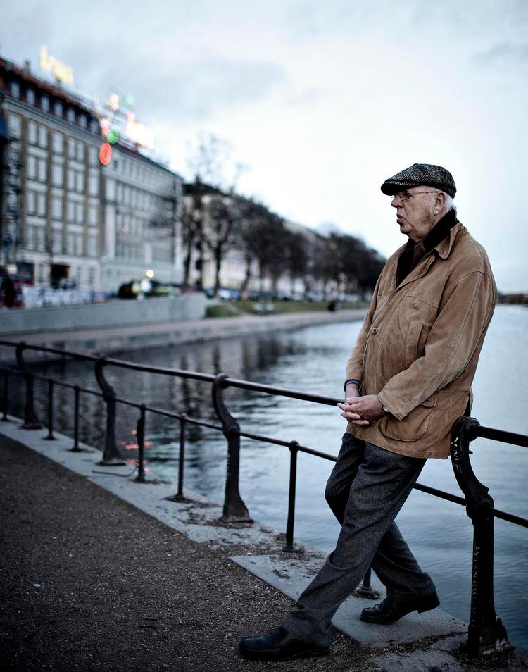 sprudlende. Klaus Rifbjerg skrev, som det passede ham, han skrev med sprog og med hele kroppen og var en mester til at sætte gang i en fortælling. 