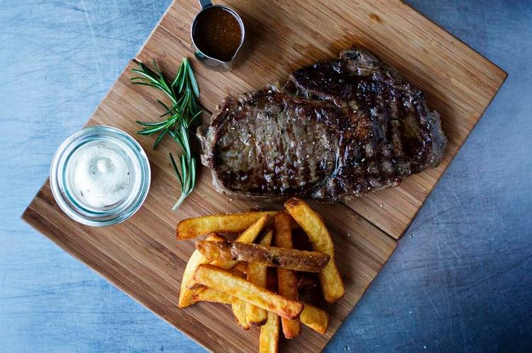 Omvej. Det er ikke omvejen værd at tage til Kastrup for at spise Dal Bastardos bøf, bløde pommes frites og sure mayonnaise, mener anmelderen. 