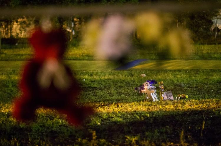 USA. Et kors er blevet sat op på det sted i North Charleston i delstaten South Carolina, hvor en betjent skød og dræbte en ubevæbnet sort mand. 