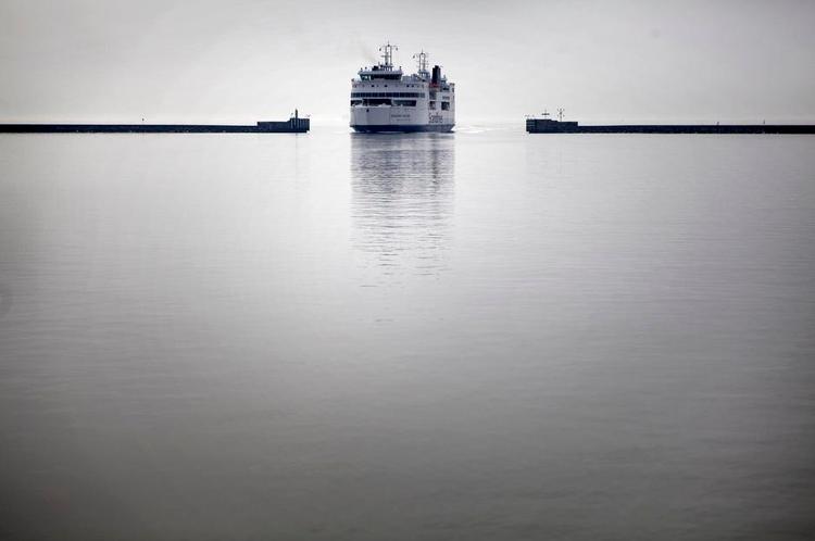 snydt. »Færgen er i havn om få minutter«. Men muligvis ikke med alle de bilister, der havde reserveret plads til den. 