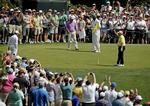 HOLE-IN-ONE. Tilskuerne hyldede Jack Nicklaus med stående bifald, efter den 75-årige amerikaner havde lavet hole-in-one under par-3-turneringen. 