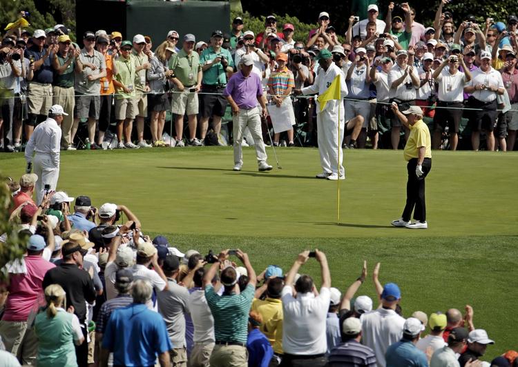HOLE-IN-ONE. Tilskuerne hyldede Jack Nicklaus med stående bifald, efter den 75-årige amerikaner havde lavet hole-in-one under par-3-turneringen. 