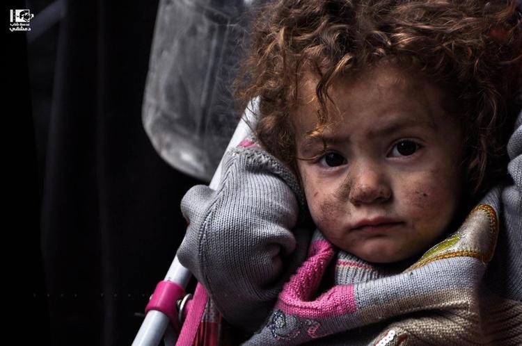 Yarmouk. 3.500 børn er fanget i den belejrede flygtningelejr i Syrien, hvor der mangler mad, rent drikkevand og medicin. 