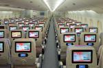 simpelt. Og så er vi nede på economy klasse hos Emirates. Hver plads har dog sin egen skærm. Foto: Emirates 